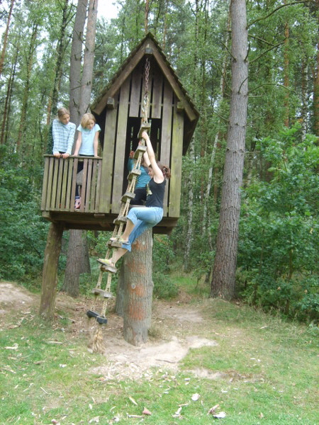  Kletterspaß   am  Baumhaus im Natur-Spielbereich des Findlingsparks am Heidehof